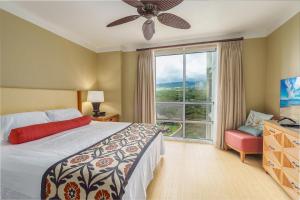 Honua Kai Hokulani 934, Large Lanai, No Carpet, AC في لاهينا: غرفة نوم بها سرير ونافذة كبيرة +52 صورة