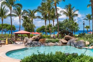 Honua Kai Hokulani 934, Large Lanai, No Carpet, AC في لاهينا: مسبح في منتجع به أشجار نخيل