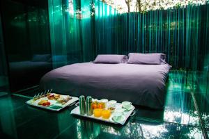 a room with a bed and two plates of food at Les Cols Pavellons in Olot