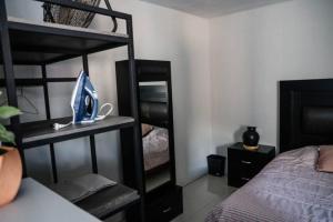 sypialnia z łóżkiem piętrowym i komputerem na półce w obiekcie Casa Vainilla 3 w mieście Oaxaca