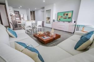 a living room with two white couches and a table at Hermoso y Amplio Apartamento Frente al Mar. in Cartagena de Indias