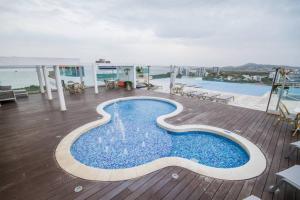 einem Pool auf dem Deck eines Kreuzfahrtschiffs in der Unterkunft Hermoso y Amplio Apartamento Frente al Mar. in Cartagena de Indias