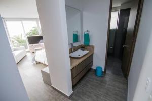 ein Bad mit einem Waschbecken und einem Spiegel in der Unterkunft Hermoso y Amplio Apartamento Frente al Mar. in Cartagena de Indias