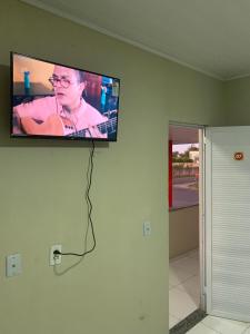 a flat screen tv hanging on a wall at Pousada Jesus Me Deu in Iguatu +16 photos