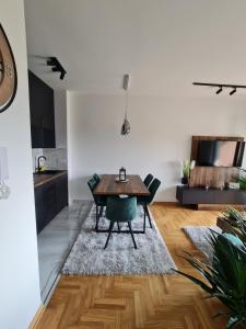 een keuken en eetkamer met een tafel en stoelen bij Magic Apartman Zlatibor in Zlatibor