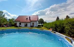 uma grande piscina em frente a uma casa em Dom Przystanek Tałty em Mikołajki