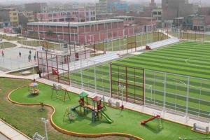 Blick auf ein Fußballfeld mit Spielplatz in der Unterkunft Departamento privado cerca al tren in Lima