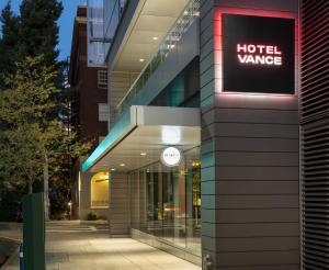 ポートランドにあるHotel Vance, Portland, a Tribute Portfolio Hotelの建物脇のホテルの前方標識