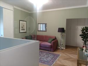 una sala de estar con un sofá púrpura en una habitación en La luna piena in centro en Pescara