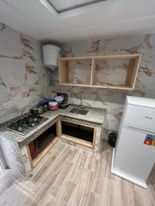 una piccola cucina con lavandino e piano cottura di ABC Family appart a Saïdia