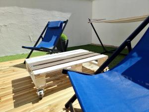 ロリアンにあるLe P'tit Atelier, Terrasse privativeの- 青い椅子2脚、ピクニックテーブル1台