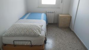 Amelia Sweet Home - Farindola في Farindola: غرفة نوم صغيرة مع سرير وخزانة