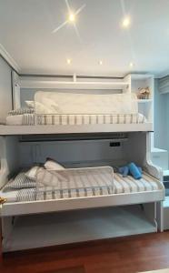 twee stapelbedden bovenop elkaar bij Arrantzale Beach in Bermeo