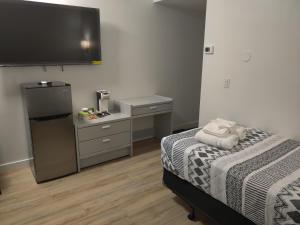 Destination Inn Cache Creek tesisinde bir odada yatak veya yataklar