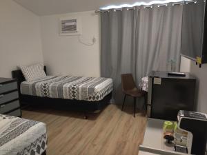 Destination Inn Cache Creek tesisinde bir odada yatak veya yataklar
