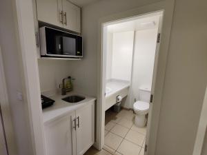 Destination Inn Cache Creek tesisinde bir banyo