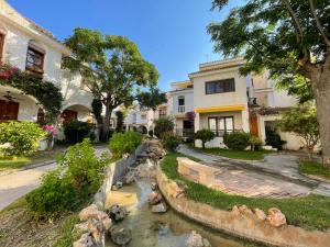 サンタ・ポラにあるVaradero Calmaの通りの真ん中の池のある家