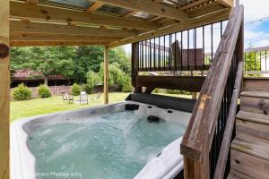 una vasca idromassaggio in un cortile con un ponte di Mama Bears Blue Bungalow ad Asheville