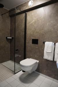 La salle de bains est pourvue d'une douche et de toilettes. dans l'établissement Jelsa Hotell, à Jelsa