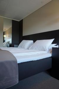 Un pat sau paturi într-o cameră la Jelsa Hotell