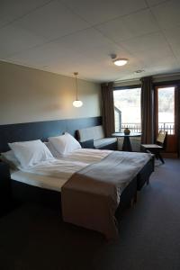 Postel nebo postele na pokoji v ubytování Jelsa Hotell