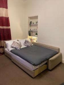 Ліжко або ліжка в номері Comfy 2 Bedroom Flat near Edinburgh City Center