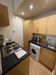 Кухня или кухненски бокс в Comfy 2 Bedroom Flat near Edinburgh City Center