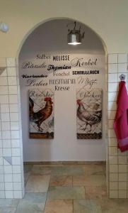 ein Badezimmer mit drei Bildern von Hühnern an der Wand in der Unterkunft Haus Schiffer - Ferienwohnung "Lilli" in Rhauderfehn
