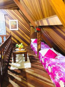 Un dormitorio con 2 camas y una mesa en una habitación en Chalé de Férias, en Campos do Jordão
