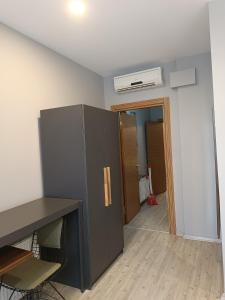 Habitación con escritorio, armario y pasillo. en Ore Pera Suites en Estambul
