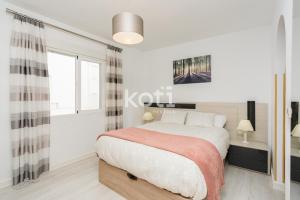 A bed or beds in a room at Koti Rentals - Gamycol 2
