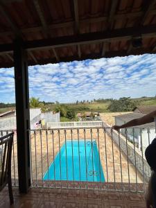 d'un balcon avec vue sur la piscine. dans l'établissement Paraiso em Águas de São Pedro, à Águas de São Pedro