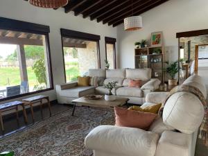莫戈羅的住宿－La Carrera, Mogro Cantabria，客厅配有白色的沙发和桌子