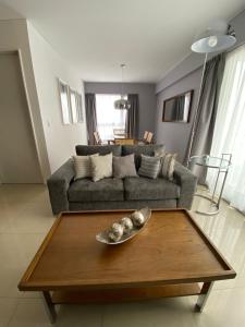 sala de estar con sofá y mesa en Tu Apart en Buenos Aires 11 en Buenos Aires
