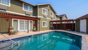 a swimming pool in front of a house at Best Western Plus The Inn at Horse Heaven in Prosser