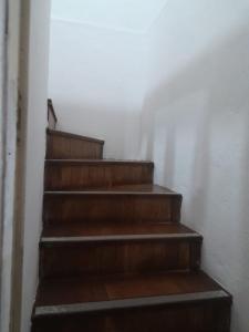una escalera con escalones de madera en una habitación en POUSADA PARLATORIUM, en Tiradentes