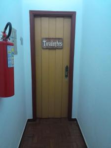 una puerta con un cartel que diga tritzuries en POUSADA PARLATORIUM en Tiradentes