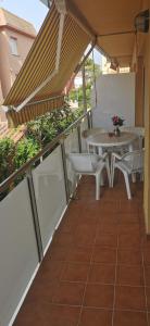 een balkon met een tafel en stoelen erop bij Appartement à côté de la mer in L'Estartit