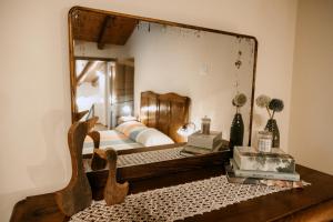 uno specchio su un tavolo con un letto in una camera da letto di Casa Bernardi Holiday home - Asolo ad Asolo