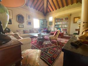 ein Wohnzimmer mit einem Sofa und einem Tisch in der Unterkunft Carresi Apart 2 pax with pool - portable A/C in Figline Valdarno