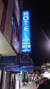 um sinal ao lado de uma livraria em Hotel Plaza Calarcá em Calarcá