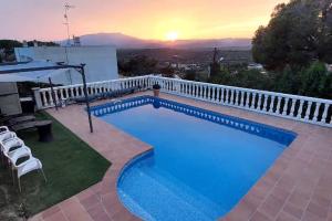 uma piscina com um pôr-do-sol ao fundo em Bravaholidays-600-Mas Altaba em Terra Brava