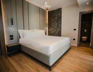 Een bed of bedden in een kamer bij La Onda Hotel Durres