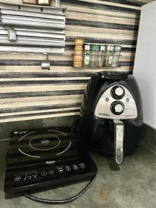 a black and white toaster sitting on a counter at Flat em São Vicente com piscina na cobertura in Rio Grande da Serra
