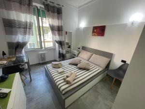 1 dormitorio con 1 cama con 2 almohadas en a due passi da San Pietro en Roma