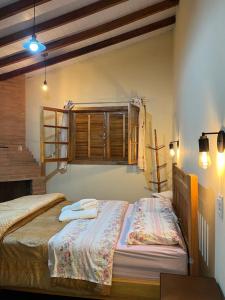 1 dormitorio con 2 camas en una habitación en Pousada Recanto dos Pássaros, en Cunha