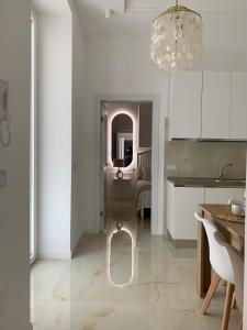 cocina con lámpara de araña y sala de estar en Ferdinando's Home, en Nápoles