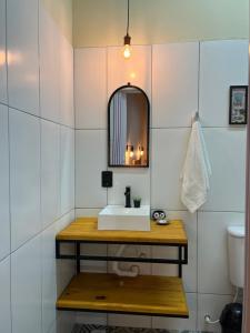a bathroom with a sink and a mirror at Pousada Recanto dos Pássaros in Cunha