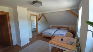 1 dormitorio con 1 cama y lavamanos. en Haus Waldschänke en Erlbach
