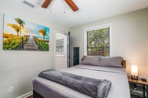 a bedroom with a bed and a painting on the wall at Riverside Hidden Gem W/ Triple Bunk Bed Mins to JAX DT/Riverside in Jacksonville